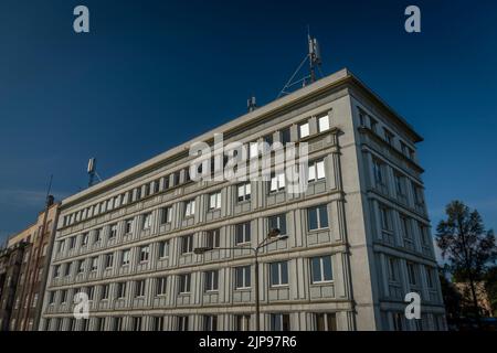 Vieille maison près de la gare de Bielsko Biala dans le ciel bleu chaud jour d'été Banque D'Images