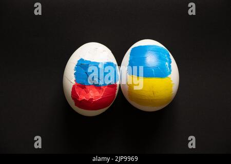 Deux oeufs de poulet, l'un avec le drapeau de la Russie est cassé et le second avec le drapeau de l'Ukraine est entier, la Russie a perdu la guerre, le pastica et la culture 2022 Banque D'Images