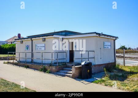 Rhyl, Royaume-Uni: 11 août 2022: Un bloc de toilettes publiques typique de la côte britannique Banque D'Images