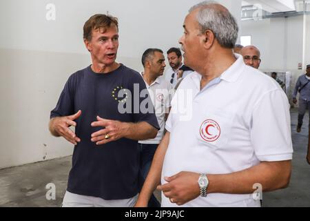 Gaza, Territoires palestiniens. 16th août 2022. Sven Kuehn von Burgsdorff, chef de la Mission de l'Union européenne en Cisjordanie et à Gaza, s'entretient avec un employé du Croissant-Rouge palestinien lors d'une visite conjointe avec d'autres délégués européens dans un centre de stockage à l'hôpital Al-Quds. Cette visite intervient à la suite de la dernière escalade de violence dans la bande de Gaza. Credit: Mohammed Talatene/dpa/Alay Live News Banque D'Images