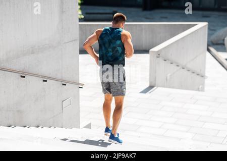 jeune homme courant au rez-de-chaussée Banque D'Images
