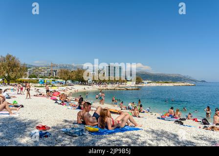 Une belle photo de personnes sur la plage de la ville de Znjan lors d'une journée ensoleillée en été à Split, Croatie Banque D'Images