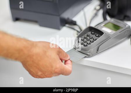 gros plan avec la carte de crédit dans le lecteur de carte Banque D'Images