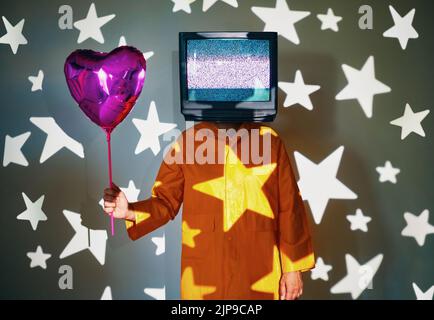Art surréaliste de la télévision Addicted homme avec la télévision au lieu de la tête tenant l'hélium ballon sur la partie. Collage d'art contemporain, amusant et conceptuel. Banque D'Images