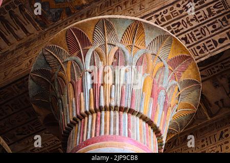 Colonnes colorées décorées dans le temple de Khnum, Esna, Egypte Banque D'Images