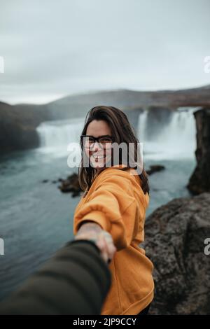 cascade, tenir les mains, islande, touriste, cascade, cascades, islandais, touristes Banque D'Images