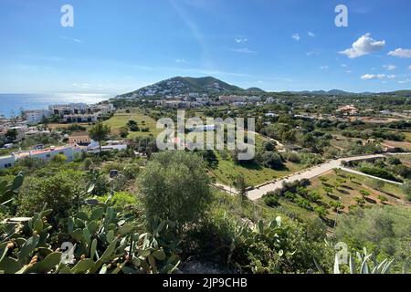 Vue sur la colline de la ville de Santa Eularia à Ibiza Banque D'Images