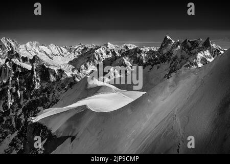 L'aiguille du midi (3 842 m), montagne dans le massif du Mont blanc, Alpes françaises, France Banque D'Images