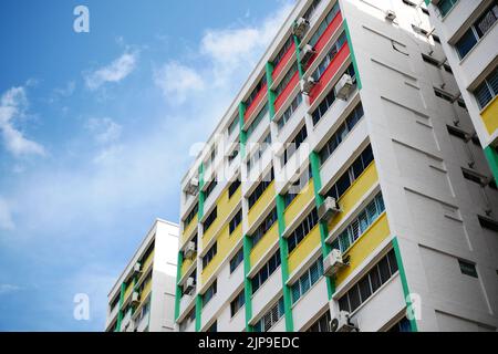 vue à angle bas des bâtiments résidentiels signapore contre le ciel bleu Banque D'Images