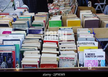 Août 2022 - Abruzzes, Italie centrale - SStall vendre des livres de seconde main Banque D'Images