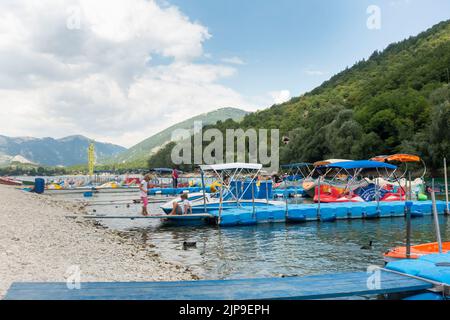 2022 août - Abruzzes, Italie centrale - les gens qui profitent d'une journée ensoleillée sur les rives du lac de Scanno Banque D'Images