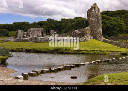 Les ruines du château d'Ogmore, avec des pierres sur la rivière Ewenny, Glamourgan, pays de Galles du Sud Banque D'Images