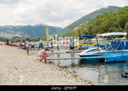 2022 août - Abruzzes, Italie centrale - les gens qui profitent d'une journée ensoleillée sur les rives du lac de Scanno Banque D'Images