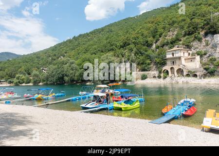 2022 août - Abruzzes, Italie centrale - les gens qui profitent d'une journée ensoleillée sur les rives du lac de Scanno Banque D'Images
