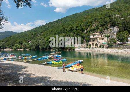 2022 août - Abruzzes, Italie centrale - les gens qui profitent d'une journée ensoleillée sur les rives du lac de Scanno Banque D'Images