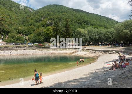 2022 août - Abruzzes, Italie centrale - les gens qui profitent d'une journée ensoleillée sur les rives du lac de Scanno Banque D'Images