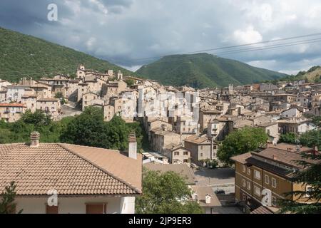 Août 2022 - Abruzzes, Italie centrale - vue surélevée de la ville de Scanno Banque D'Images