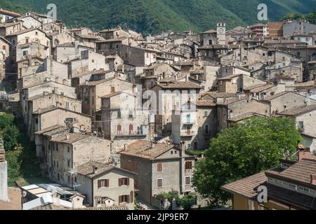 Août 2022 - Abruzzes, Italie centrale - vue surélevée de la ville de Scanno Banque D'Images