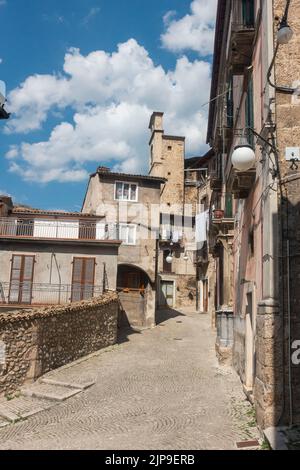 2022 août - Abruzzes, Italie centrale - petite allée dans la ville de Scanno Banque D'Images
