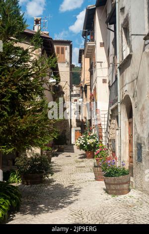 2022 août - Abruzzes, Italie centrale - petite allée dans la ville de Scanno Banque D'Images