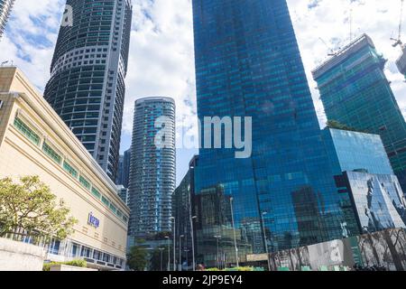 Kuala Lumpur, Malaisie - 13 août 2022 : paysage urbain du centre-ville de KL depuis le parc KLCC. Les gratte-ciel autour des tours jumelles Petronas avec le Banque D'Images