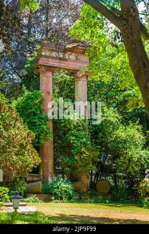 Superbe vue sur les vestiges du portique à colonnes dans le Kurpark (parc thermal) qui appartenait à l'ancien Kurhaus (maison thermale) à Wiesbaden, capitale de l'État... Banque D'Images