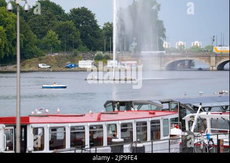 Hambourg, Allemagne. 16th août 2022. La fontaine Alster sur le Binnenalster est toujours bouillonnante. Il sera désactivé en septembre dans le cadre des mesures d'économie d'énergie présentées par le Sénat. Credit: Jonas Walzberg/dpa/Alay Live News