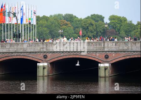 Hambourg, Allemagne. 16th août 2022. De nombreuses personnes se promènent sur le pont de Reesendamm, sur la Jungfernstieg. Credit: Jonas Walzberg/dpa/Alay Live News