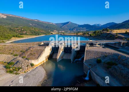 Vue aérienne du barrage hydraulique de Saint-Sauveur et de son réservoir d'eau, situé sur le fleuve Buëch, dans le département des Hautes-Alpes, France Banque D'Images