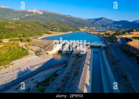 Vue aérienne du barrage hydraulique de Saint-Sauveur et de son réservoir d'eau, situé sur le fleuve Buëch, dans le département des Hautes-Alpes, France Banque D'Images