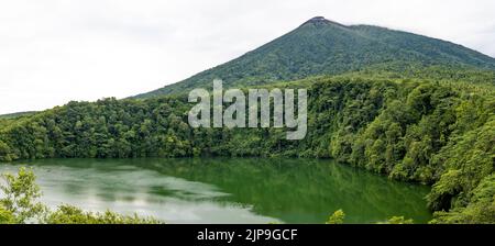 Le lac Tolire et le mont Gamalama, un volcan actif. Île Ternate, Indonésie. Banque D'Images