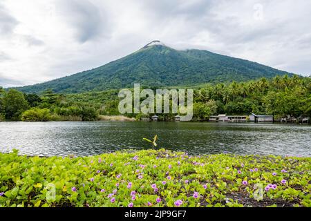 Le mont Gamalama est un volcan actif. Île Ternate, Indonésie. Banque D'Images