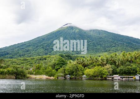 Le mont Gamalama est un volcan actif. Île Ternate, Indonésie. Banque D'Images