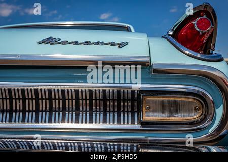 Liban, TN - 13 mai 2022 : vue rapprochée à faible perspective d'un pare-chocs arrière de berline Mercury Meteor 1962 S33 2 portes lors d'un salon automobile local. Banque D'Images