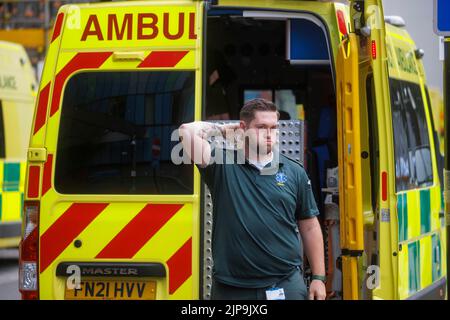 Un ambulancier fait une pause pendant un quart de travail pendant les températures chaudes de l'été. Le service d'ambulance est sous pression avec une charge de travail accrue. Banque D'Images