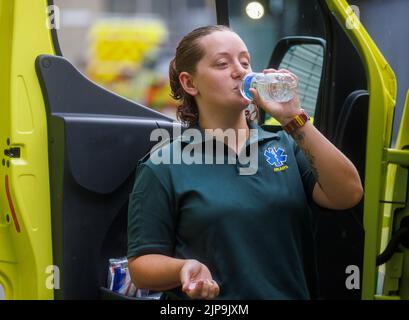 Un ambulancier fait une pause pendant un quart de travail pendant les températures chaudes de l'été. Le service d'ambulance est sous pression avec une charge de travail accrue. Banque D'Images