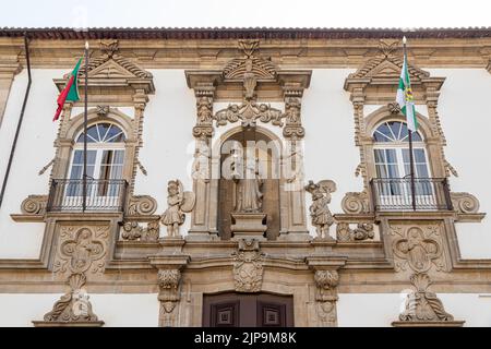 Guimaraes, Portugal. Statue de St Clare dans l'ancien couvent des Clarisses, aujourd'hui siège de la municipalité de Camara (Conseil municipal) Banque D'Images