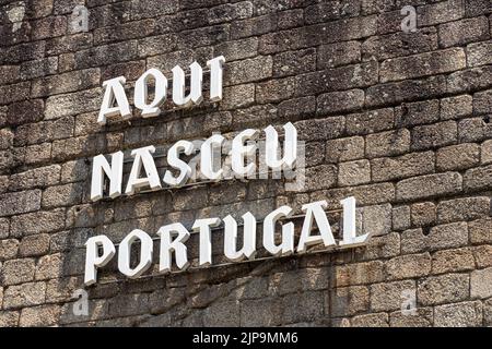 Guimaraes, Portugal. Le célèbre signe d'Aqui Nasceuu Portugal (le Portugal est né ici) dans l'un des murs de la ville Banque D'Images