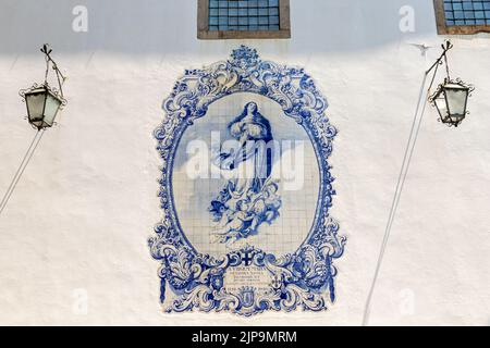 Guimaraes, Portugal. Convento do Carmo (couvent de notre-Dame du Mont Carmel). Azulejo (carrelage en céramique émaillée) de l'Immaculée conception de Marie Banque D'Images