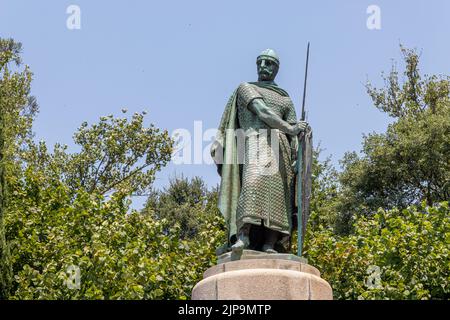 Guimaraes, Portugal. Monument à D. Afonso Henriques, premier roi du Portugal, avec bouclier et épée Banque D'Images