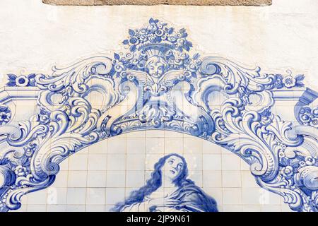 Guimaraes, Portugal. Convento do Carmo (couvent de notre-Dame du Mont Carmel). Azulejo (carrelage en céramique émaillée) de l'Immaculée conception de Marie Banque D'Images