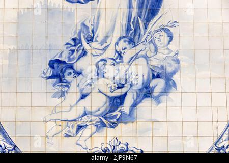 Guimaraes, Portugal. Convento do Carmo (couvent de notre-Dame du Mont Carmel). Azulejo (carrelage en céramique émaillée) de l'Immaculée conception de Marie Banque D'Images