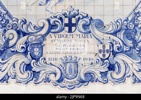 Guimaraes, Portugal. Convento do Carmo (couvent de notre-Dame du Mont Carmel). Azulejo (carrelage en céramique émaillée) de l'Immaculée conception de Marie Banque D'Images