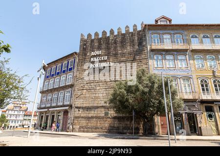 Guimaraes, Portugal. Le célèbre signe d'Aqui Nasceuu Portugal (le Portugal est né ici) dans l'un des murs de la ville Banque D'Images