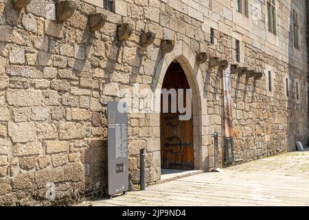 Guimaraes, Portugal. Le Paco dos Duques de Braganca (Palais des Ducs de Braganza), un domaine médiéval et ancienne résidence royale. Entrée principale Banque D'Images