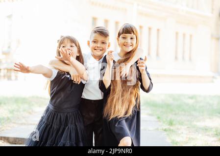 Portrait d'élèves de l'élémentaire sur terrain de jeu à la pause. Heureux les enfants filles et garçon ami student école élémentaire. Banque D'Images