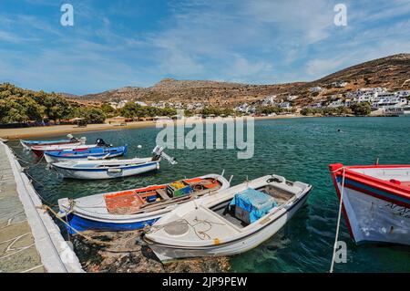 Les bateaux amarrés sur l'eau sur le fond du village d'Alopronoia. Sikinos, Grèce. Banque D'Images