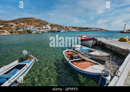 Les bateaux amarrés sur l'eau sur le fond du village d'Alopronoia. Sikinos, Grèce. Banque D'Images