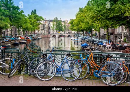 Pont avec Bycicles, Gracht, Watercanal à Amsterdam Hollande, pays-Bas, Hollande, Europe Banque D'Images