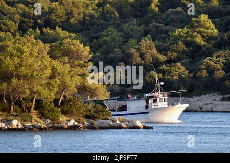 Bateau de pêche près de Jezera sur l'île de Murter Banque D'Images